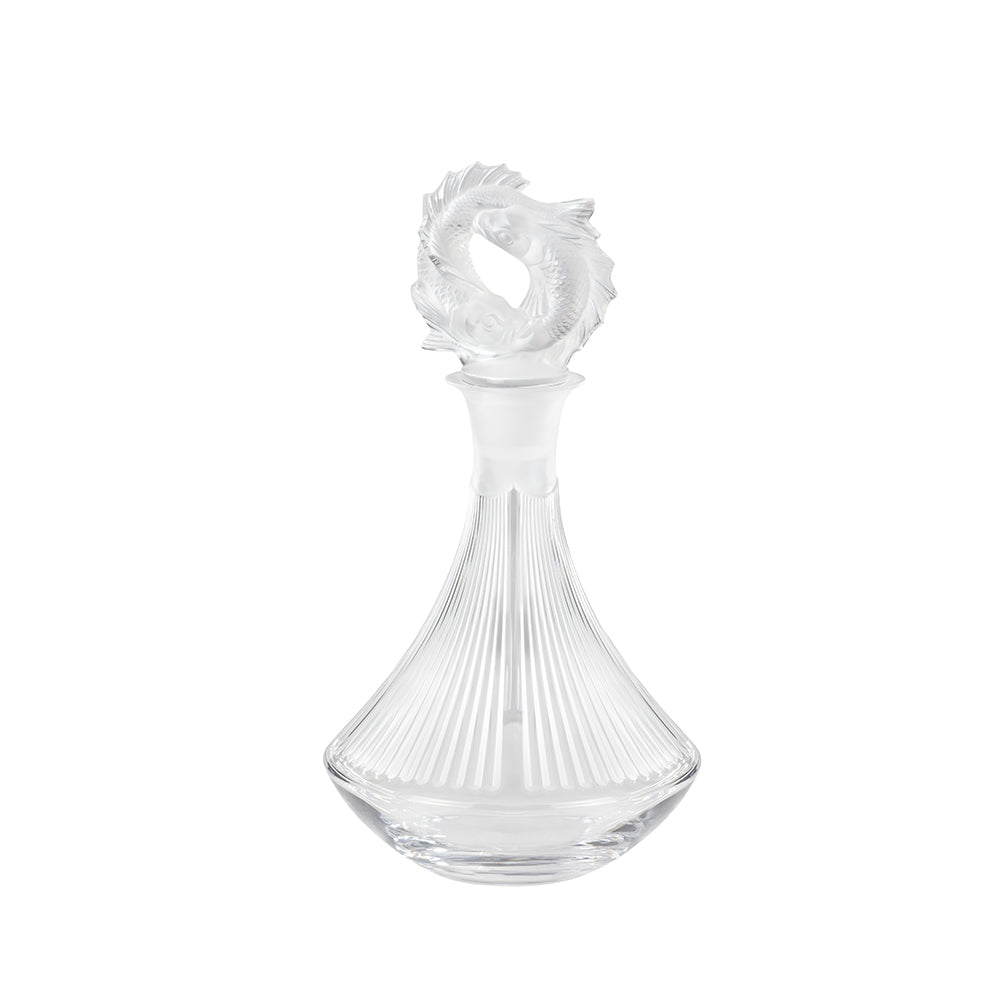 Der große Decanter von Lalique zeigt einen feinen Schliff im Kristallglas und ist mit den Koi Fischen als Abschluss gekrönt