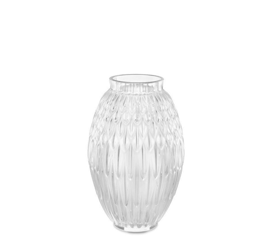 Lalique Vase ·  Plumes
Im Amazonaswald lauert dieser Papagei mit seinem charakteristischen Gefieder leise im üppigen grünen Laub. Seine Tarnung macht ihn kaum sichtbar. Wie das Licht, das durch das tropische Blätterdach fällt, faszinieren die Reinheit der Reflexe und das Strahlen des Kristalls. Die Sanftheit des Musters lädt zum Berühren. Die Luxus-Vasen aus Kristallglas erwachen unter den Zügen und der strahlenden Farbe des Amazonas-Papageis zum Leben und freut sich auf Blumen von Bahlmann Muenchen