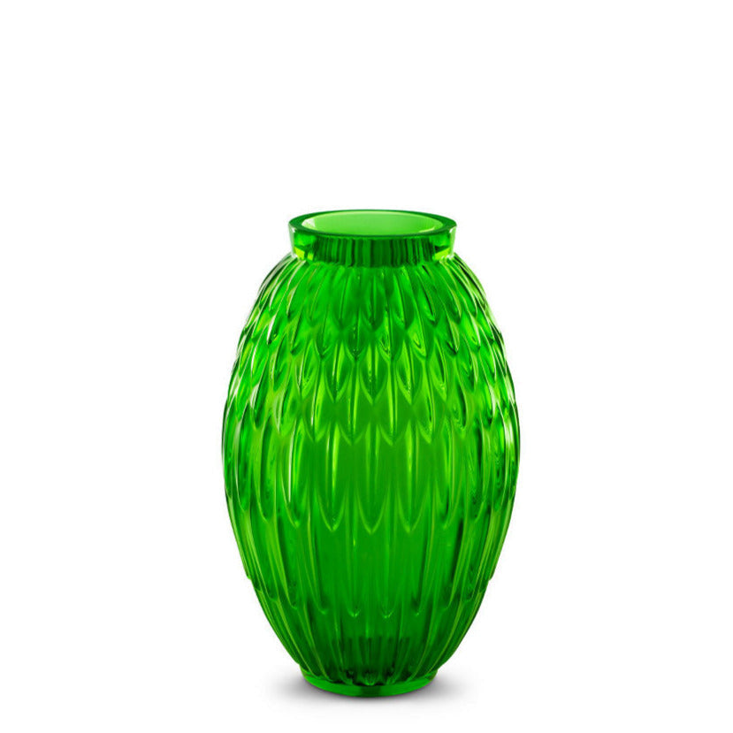 Lalique Vase ·  Plumes
Im Amazonaswald lauert dieser Papagei mit seinem charakteristischen Gefieder leise im üppigen grünen Laub. Seine Tarnung macht ihn kaum sichtbar. Wie das Licht, das durch das tropische Blätterdach fällt, faszinieren die Reinheit der Reflexe und das Strahlen des Kristalls. Die Sanftheit des Musters tröstet und lädt zum Berühren, zum Streicheln ein. Die Luxus-Vasen aus Kristallglas erwachen unter den Zügen und der strahlenden Farbe des Papageis zum Leben. Blumen Bahlman Muenchen