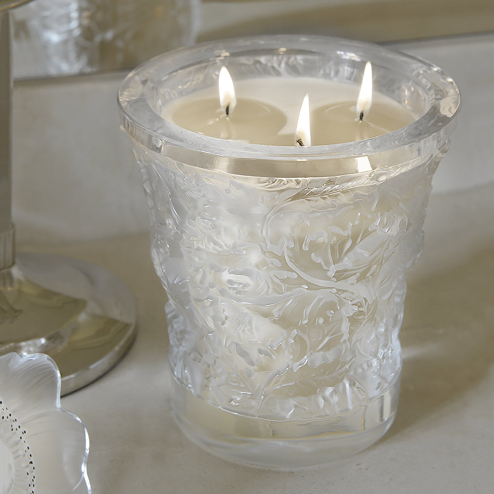 Die Dreidochtkerze von Lalique gehört zu den schönsten Kerzen und wird im Lalique Glas zum Höhepunkt in jedem Raum, der leichte Duft bereicht zusätzlich und bringt die Stimmung der Jahreszeit mit.