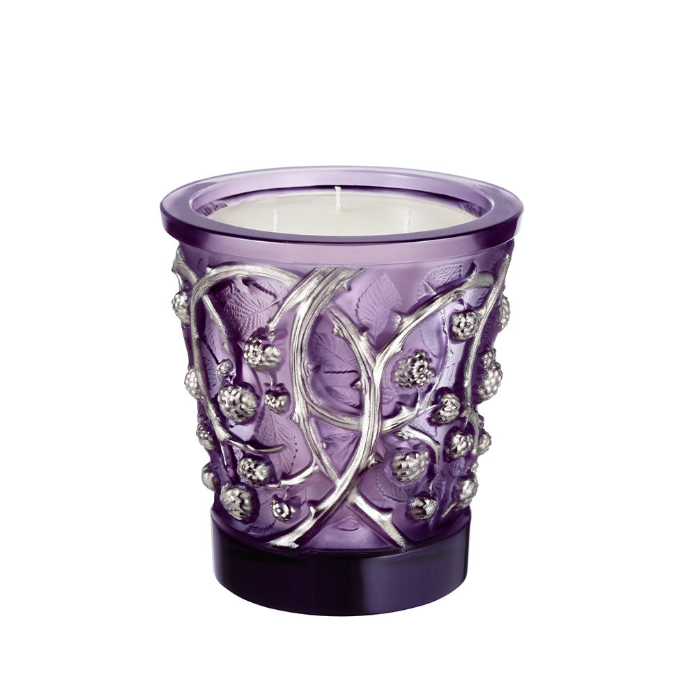 Die Kerze Epines in der limitierten Platin Kollektion gehört zu den schönsten Gefäßen und Kerzen aus dem Hause Lalique. Durch die besondere Farbe und die Ranken mit Platin dekor ist die dreidochtkerze so einzigartig wie ihr duft.