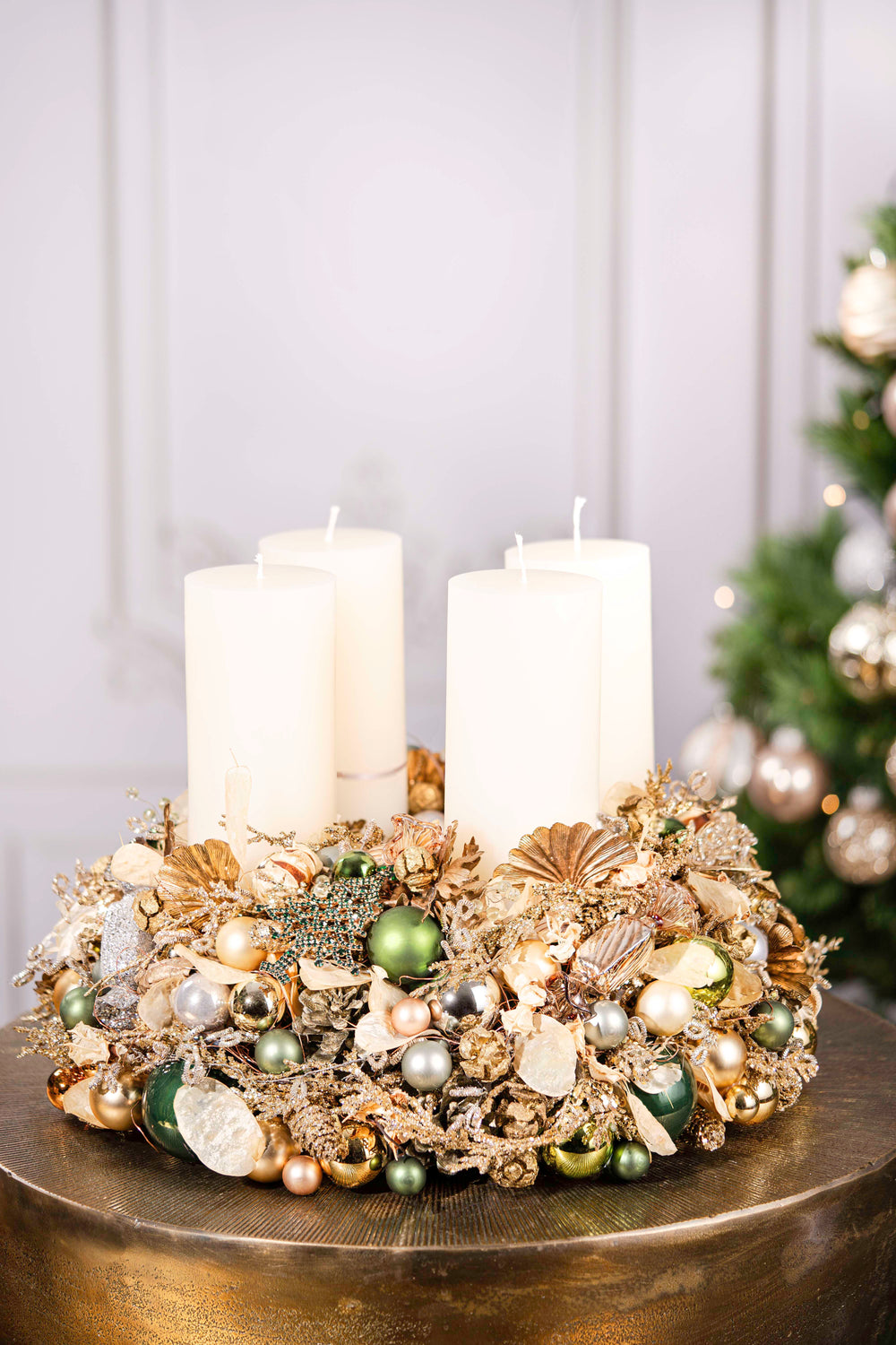 handgefertigter Adventskranz mehrjährig einsetzbar glaskugeln weihnachtsdeko bahlmann münchen gold elegant mit grünen Akzenten in festlicher Deko