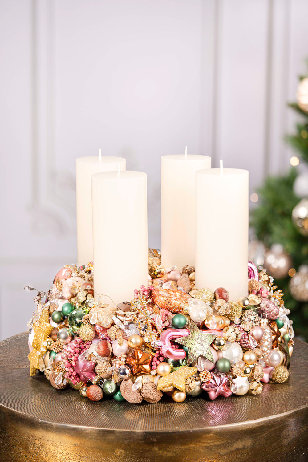 handgefertigter luxus Adventskranz mehrjährig einsetzbar glaskugeln weihnachtsdeko bahlmann münchen gold rosa violett flieder Glasfiguren in Deko