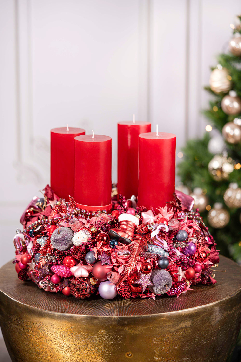 handgefertigter Adventskranz mehrjährig einsetzbar glaskugeln weihnachtsdeko bahlmann münchen Luxus rot pink violett üppig luxery ueppig im Detail