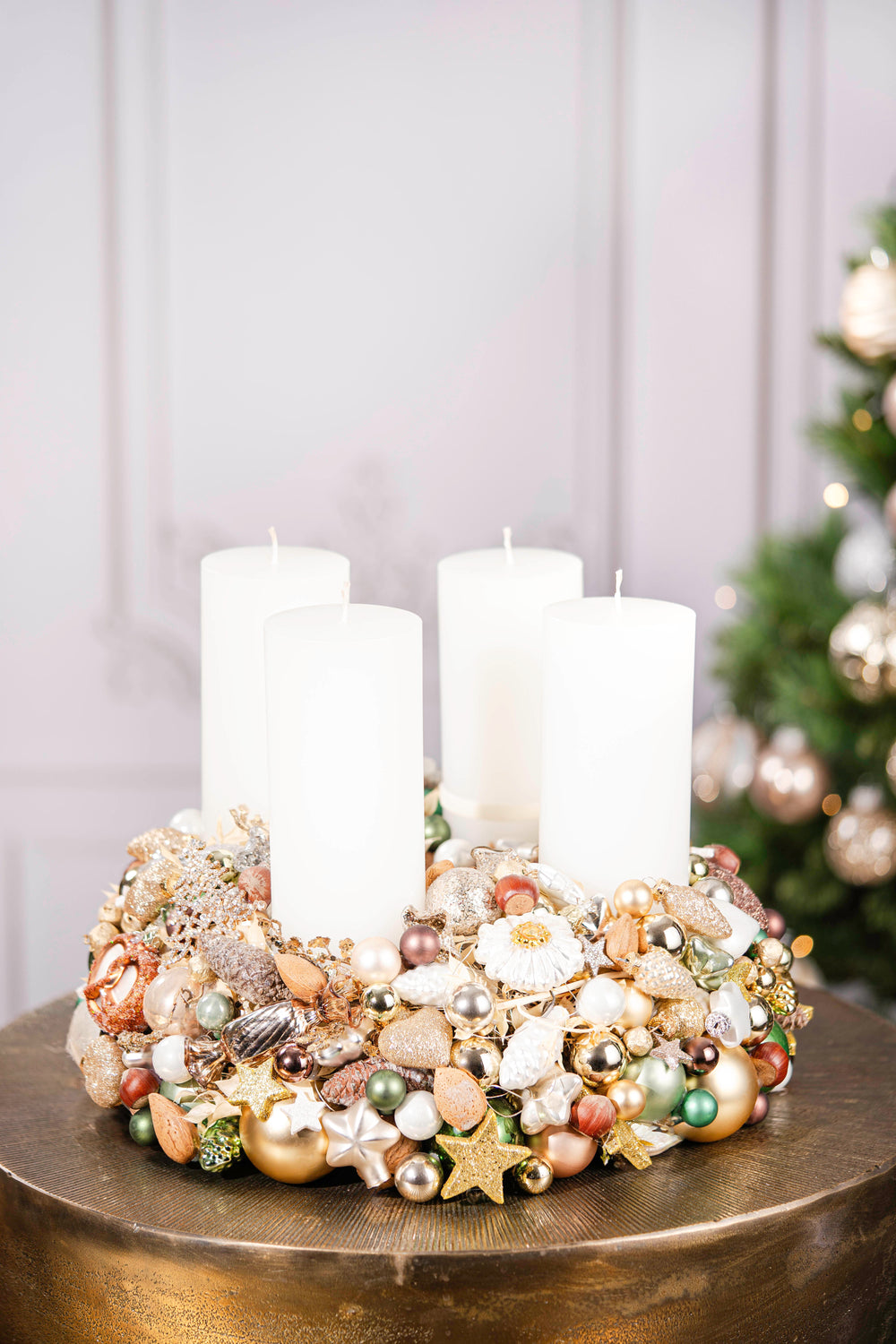 handgefertigter luxus Adventskranz mehrjährig einsetzbar glaskugeln weihnachtsdeko bahlmann münchen weiss gold grün Mandeln Glasfiguren mit Kugeln, Sternen und weissen Kerzen. in Deko