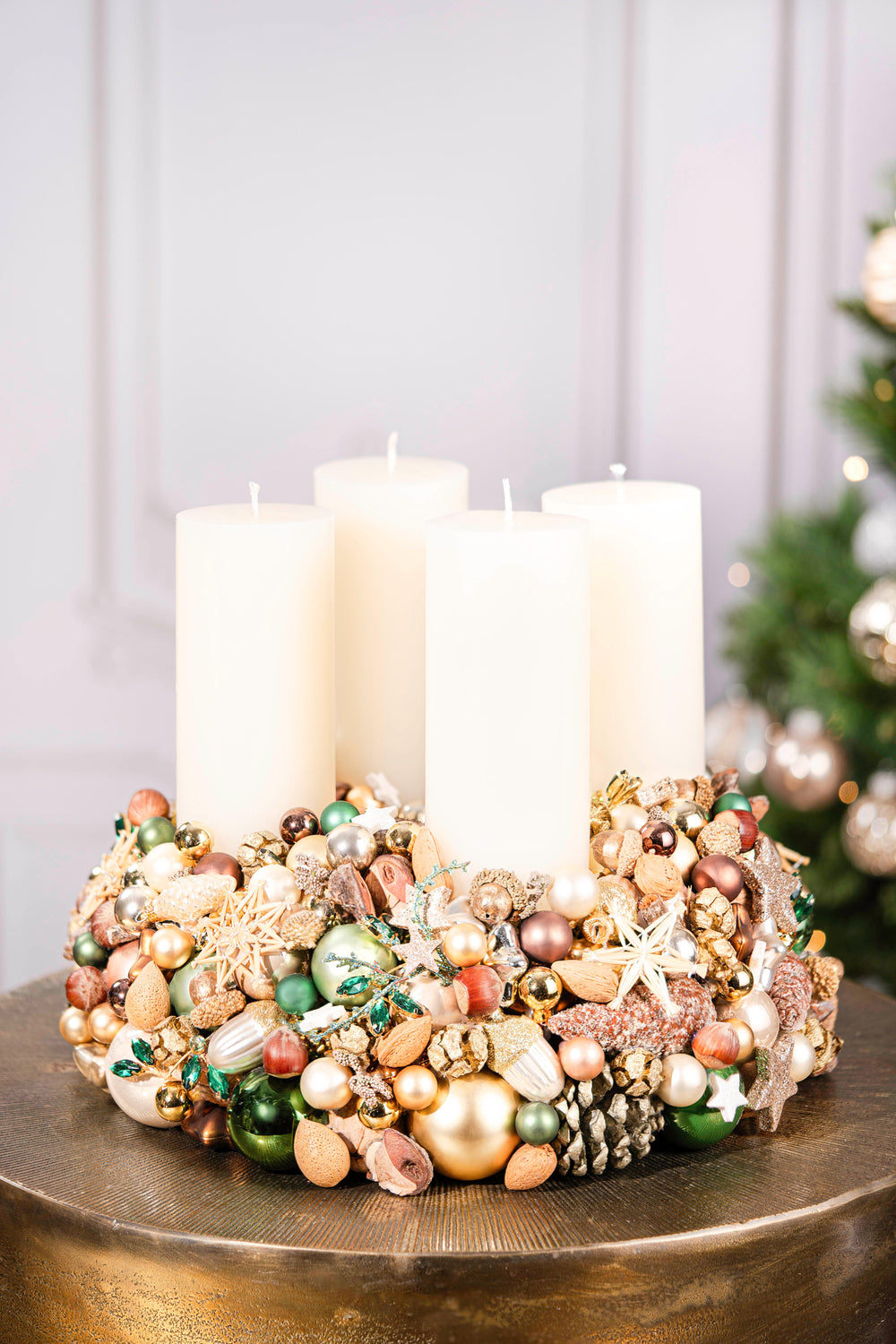 handgefertigter luxus Adventskranz mehrjährig einsetzbar glaskugeln weihnachtsdeko bahlmann münchen gold grün Mandeln Glasfiguren mit Kugeln, Sternen und weißen Kerzen. in Deko