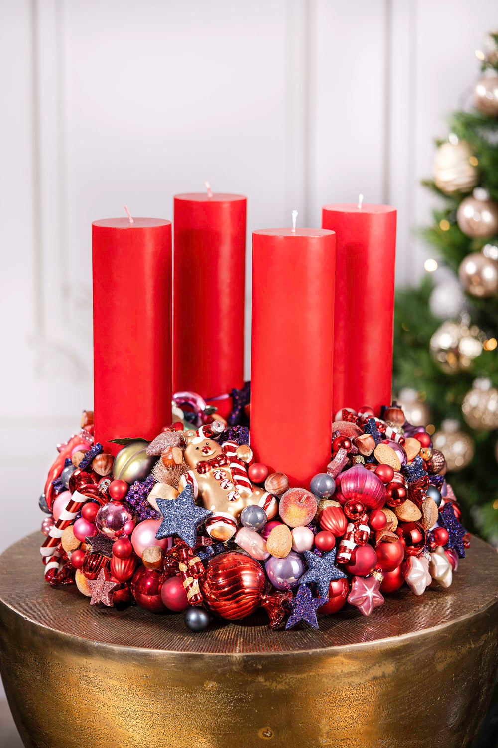 handgefertigter Adventskranz mehrjährig einsetzbar glaskugeln weihnachtsdeko bahlmann münchen Luxus rot pink violett üppig luxery ueppig im Detail