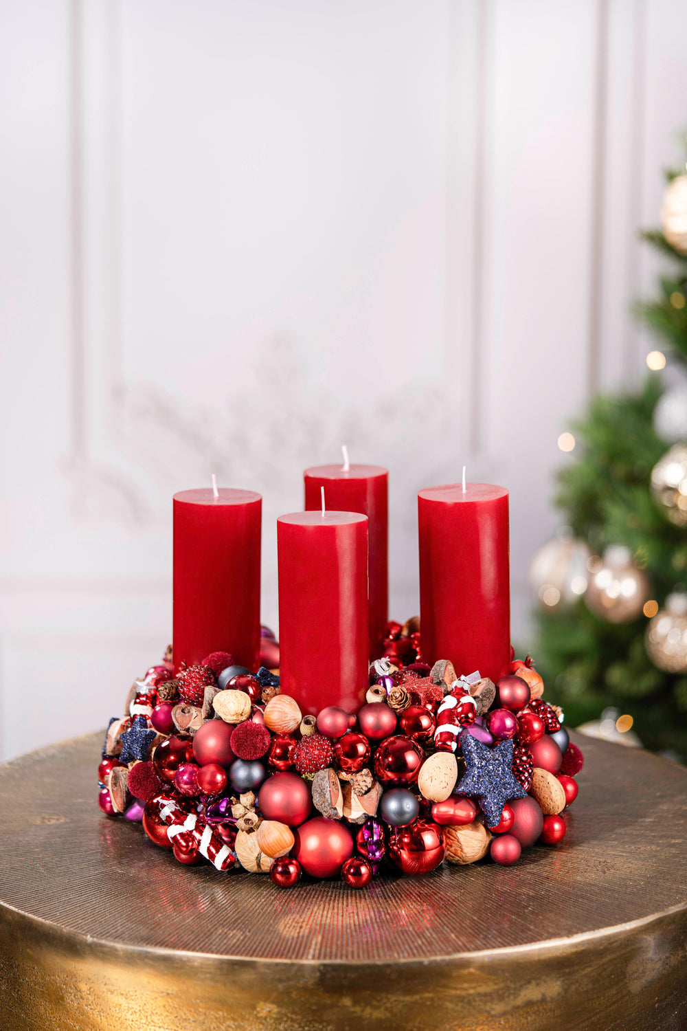 handgefertigter luxus Adventskranz mehrjährig einsetzbar glaskugeln weihnachtsdeko bahlmann münchen rot violett Mandeln Glasfiguren mit Kugeln, Sternen und dunkelroten Kerzen. in Deko