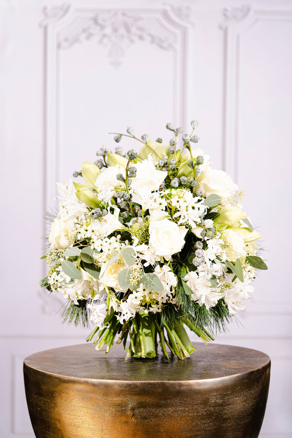 Blumenstraußes "Weiße Pracht" in Dekoration. Die hellen Blüten bringen Licht und behagliches Strahlen und dennoch eine warme Atmosphäre in Ihr Zuhause. Ein perfektes Geschenk für sich selbst oder Ihre Liebsten. Strauß mit Amaryllis, Rosen, Nerinen, Eukalyptus Blumen Bahlmann München