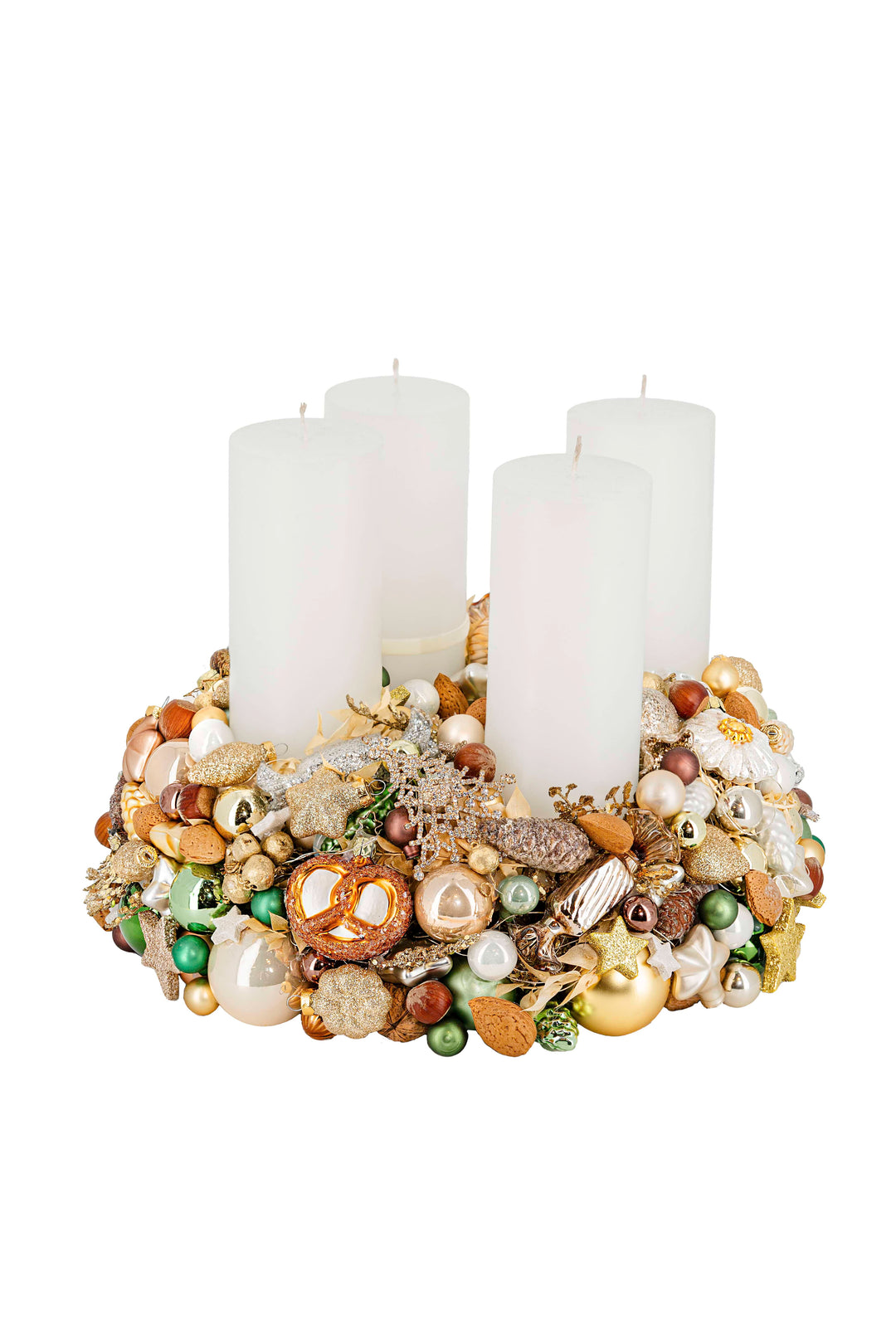 handgefertigter luxus Adventskranz mehrjährig einsetzbar glaskugeln weihnachtsdeko bahlmann münchen weiss gold grün Mandeln Glasfiguren mit Kugeln, Sternen und weissen Kerzen.