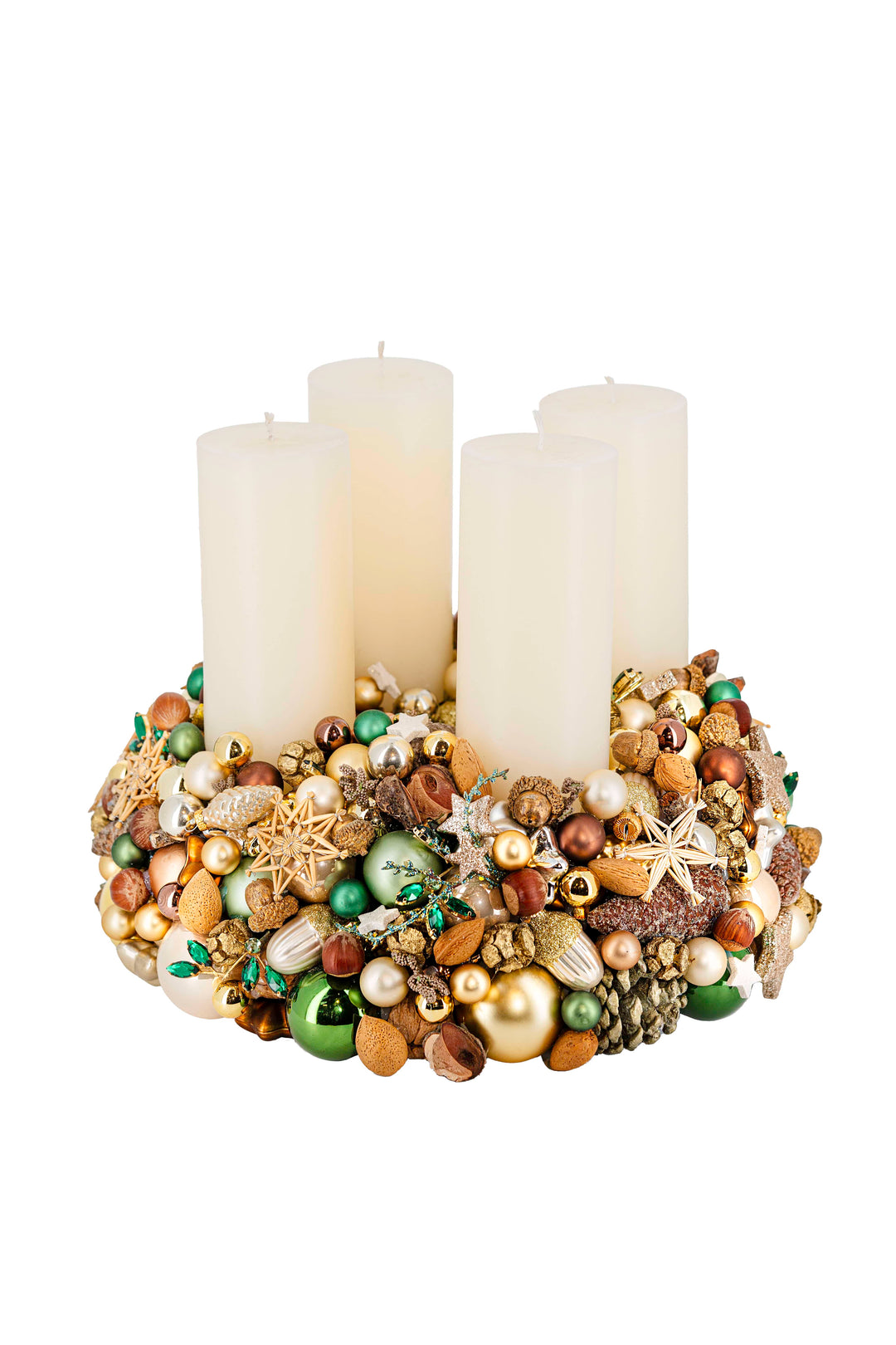handgefertigter luxus Adventskranz mehrjährig einsetzbar glaskugeln weihnachtsdeko bahlmann münchen gold grün Mandeln Glasfiguren mit Kugeln, Sternen und weißen Kerzen.