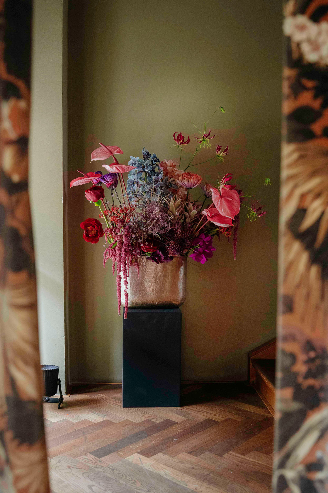 Bahlmann Eventfloristik mit wunderschönem Blumenarrangement im Eingangsbereich eines Events in München.