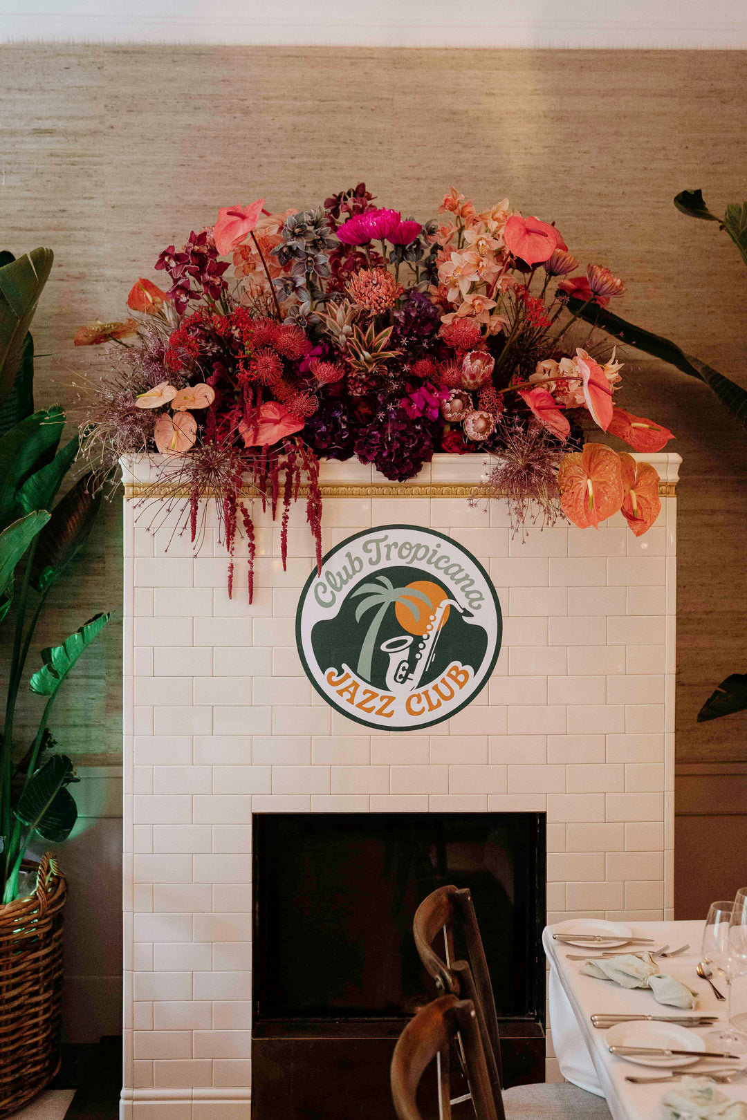Ein Bahlmann Blumenarrangements auf einem Event im Jazz Club München, präsentiert auf einem offenen Kamin.