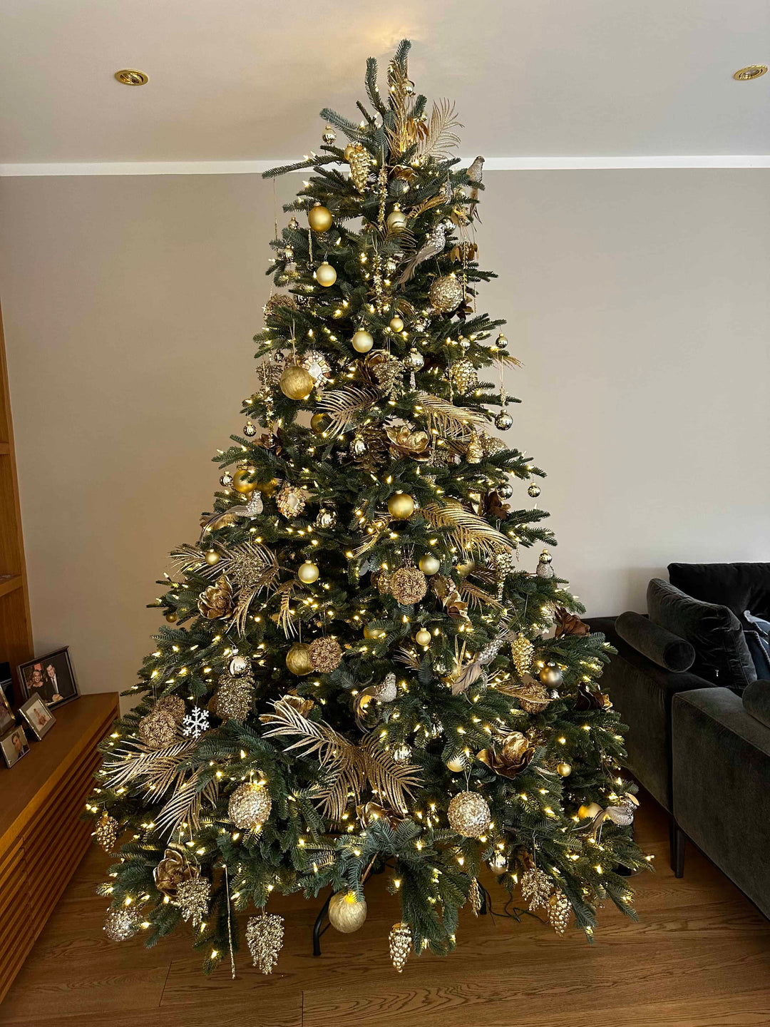 Ein Weihnachtsbaum, der von Blumen Bahlmann in einem privaten Haushalt in München geschmückt wurde. Dabei wurden goldene, handgefertigte Glaskugeln und Glas-Ornamente verwendet.