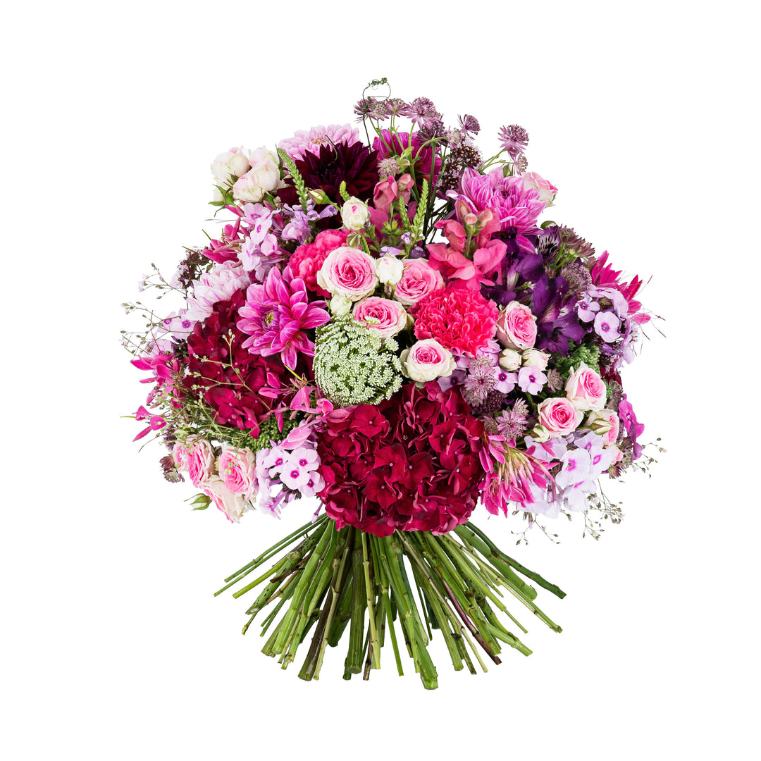 Eine wunderbare Mischung aus vielen Wiesenblumen, welche wie wild und zufällig arrangiert wirken und diesen wunderbaren Strauß die Handschrift von Blumen Bahlmann München verleihen