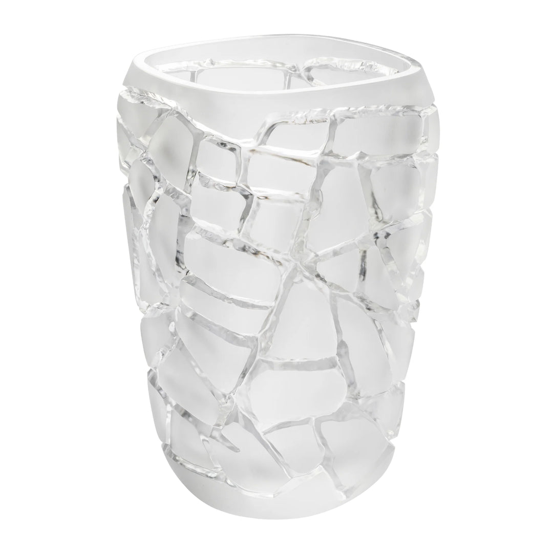 Die Lalique Vase Magnitude fängt die fragile Kraft von Gestein ein und ehren mit ihrem Namen die natürliche Energie der Erde. Ihre Form ist von der Dynamik tektonischer Platten und mineralischer Verwerfungen inspiriert, wodurch sie eine unverfälschte, kraftvolle Schönheit ausdrücken. Die perfekte Dekoration für ihr Zuhause. Blumen Bahlmann München