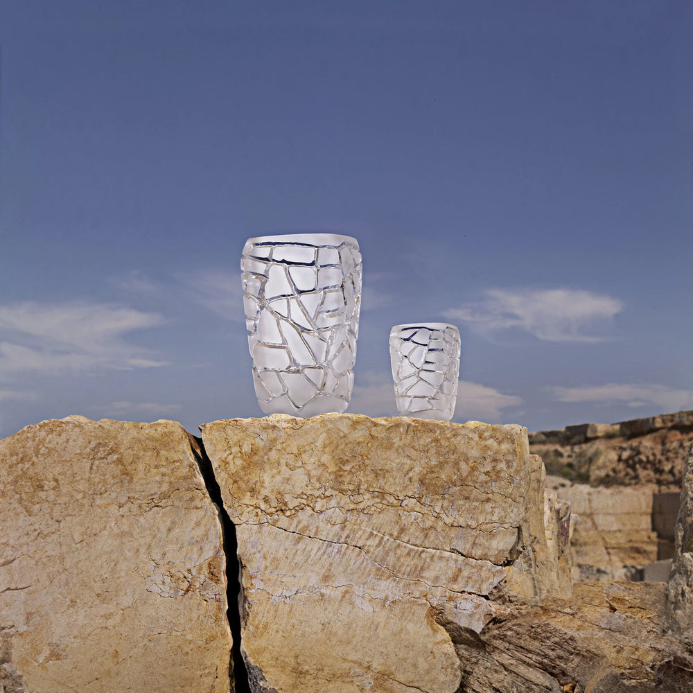 Die Vase Magnitude fängt die fragile Kraft von Gestein ein und ehren mit ihrem Namen die natürliche Energie der Erde. Ihre Form ist von der Dynamik tektonischer Platten und mineralischer Verwerfungen inspiriert, wodurch sie eine unverfälschte, kraftvolle Schönheit ausdrücken. Die perfekte Dekoration für ihr Zuhause. Blumen Bahlmann München medium