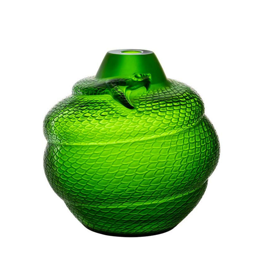 Lalique Vase Serpent ist eine extravagante Vase aus dem Hause Lalique. Es handelt sich um eine Neuauflage in grüner Farbe. Die elsässische Manufaktur Lalique hat ihr Erbe an historischen Formen von Anfang an wie einen Schatz gehütet. So kann eine Schlange, die René Lalique 1924 erfand, nach fast hundert Jahren die Bühne betreten und dem Ruf einer neuen Kollektion folgen. Die Schlange ist als Symbol der Verführung, der Weisheit und der Fruchtbarkeit bekannt und ist bei Blumen Bahlmann München im Sortiment