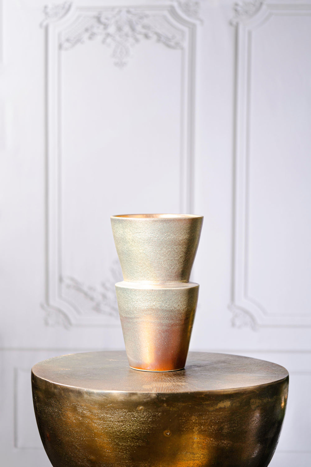 Die goldene Mobachvase eigenet sich perfekt um Blumen locker und leicht selber einzustellen. Die Vase wurde handgearbeitet und ist einzigartig durch ihre Farblasur. Blumen Bahlmann hat Mobach im alleinigen Sortiment