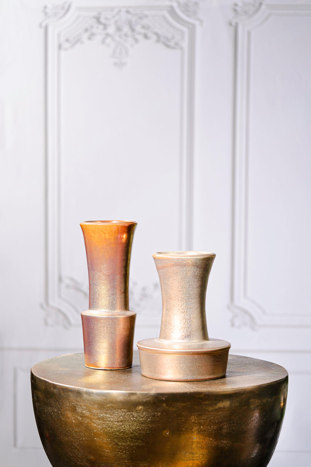 Zwei Keramikvasen von Mobach in typisch schlanker Form und dem klassischen Bronze Look, verkauft von Blumen Bahlmann in München.