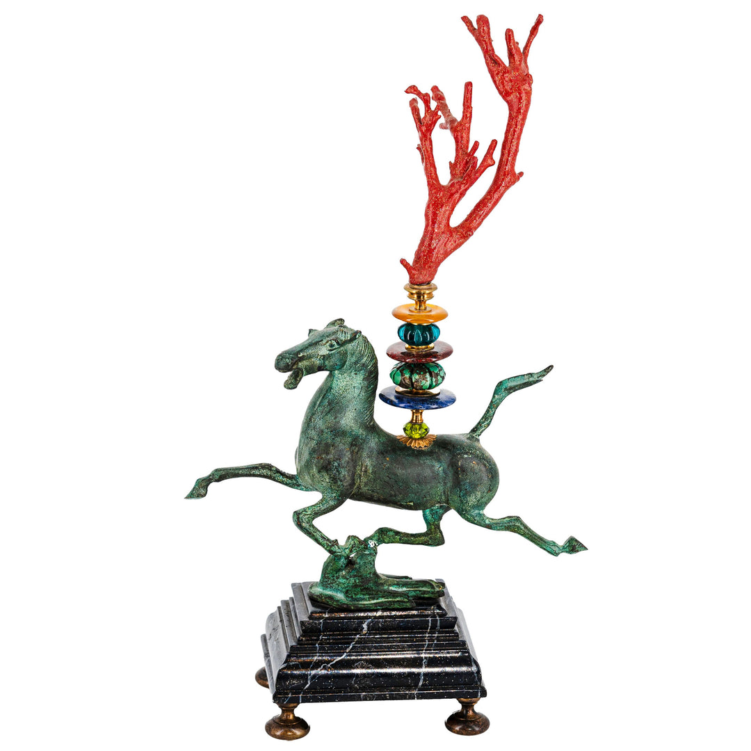 Pferdeskulptur von Klaus Dupont mit Koralle auf Sockel.