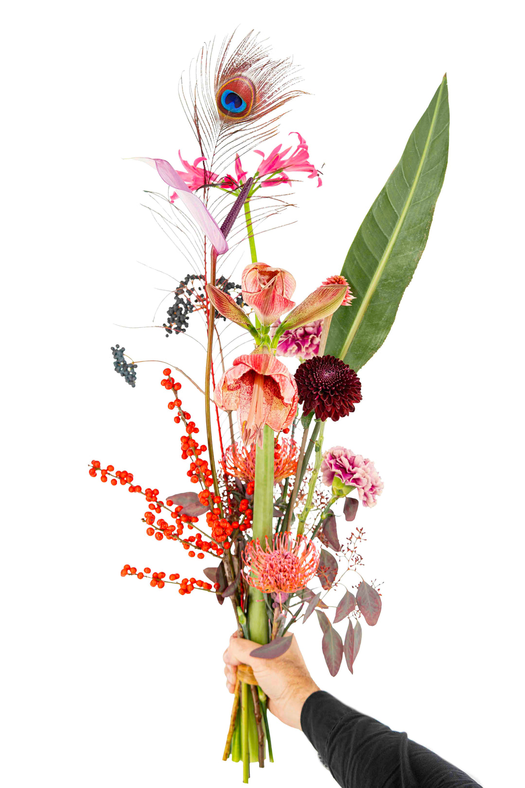 Winter Blumenstrauß frech wild mit Amaryllis, Nerinen, Ilex, Eukalyptus lang gebunden mit Pfauenfeder Blumen Bahlmann München