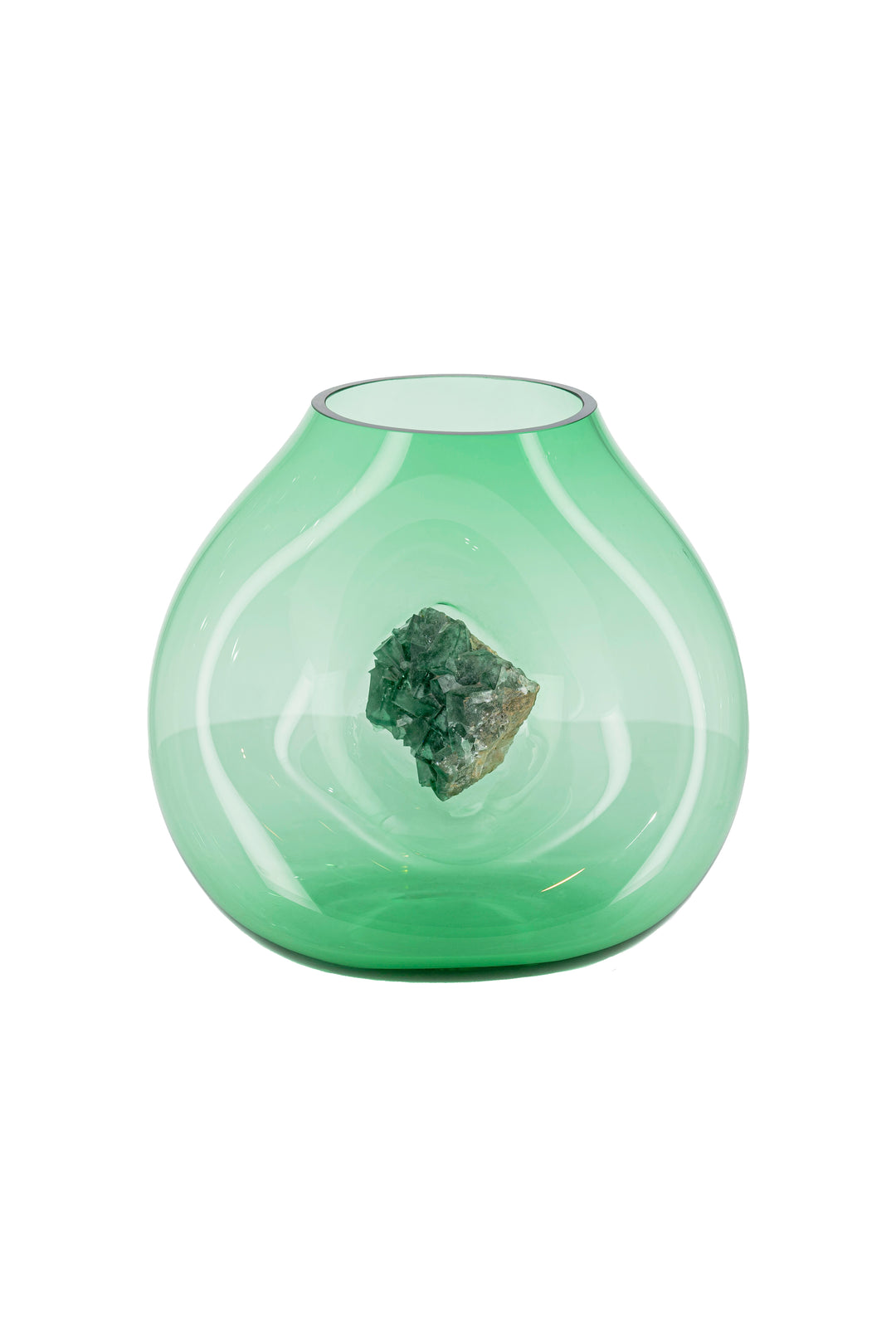 Die wunderbare Glasvase wurde von der Künstlerin im Zentrum mit den Bruchstücken der Edelsteine versehen. Diese bilden den Blickpunkt und unterstreichen den Glanz der Vase und des Glases