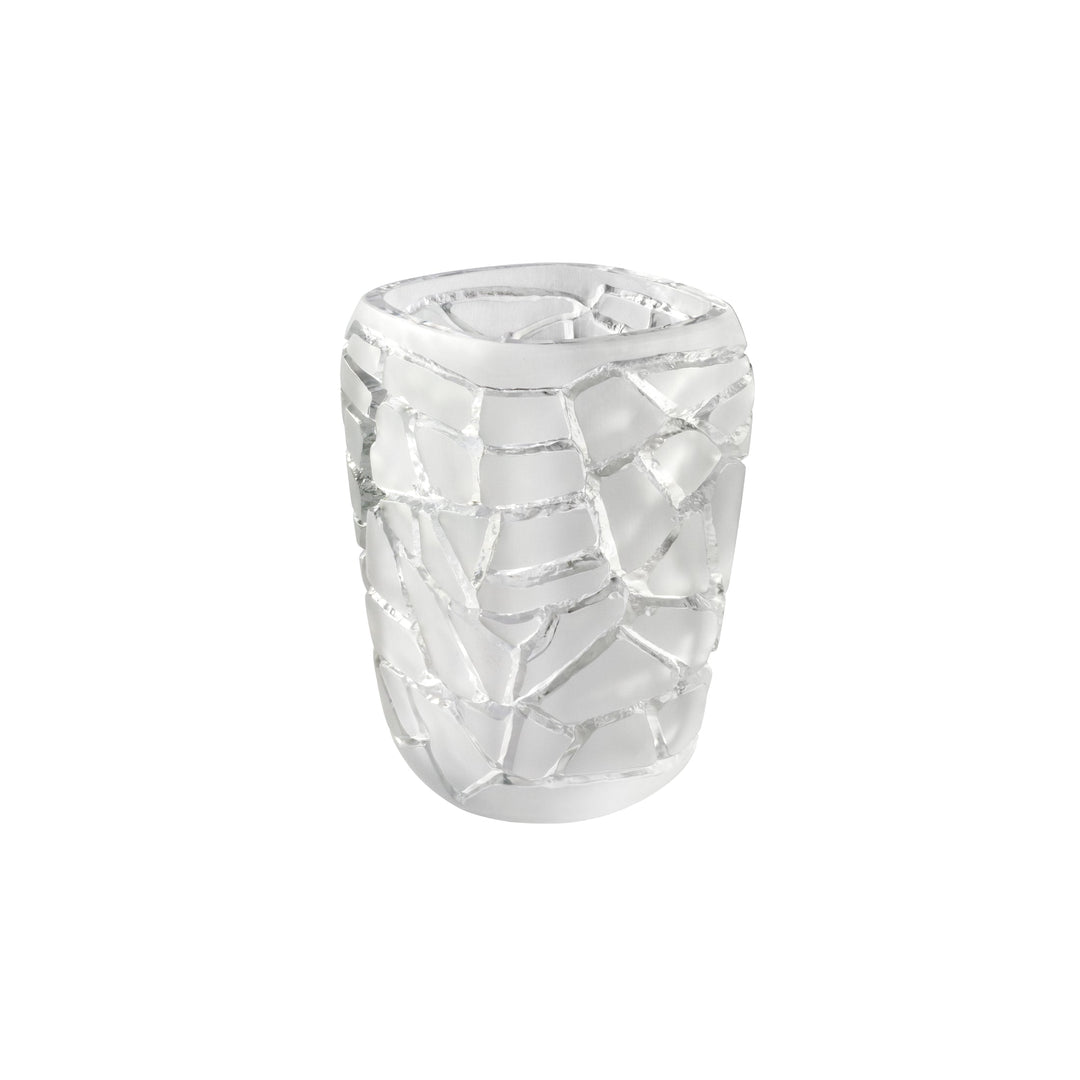 Die Lalique Vase Magnitude fängt die fragile Kraft von Gestein ein und ehren mit ihrem Namen die natürliche Energie der Erde. Ihre Form ist von der Dynamik tektonischer Platten und mineralischer Verwerfungen inspiriert, wodurch sie eine unverfälschte, kraftvolle Schönheit ausdrücken. Die perfekte Dekoration für ihr Zuhause. Blumen Bahlmann München medium