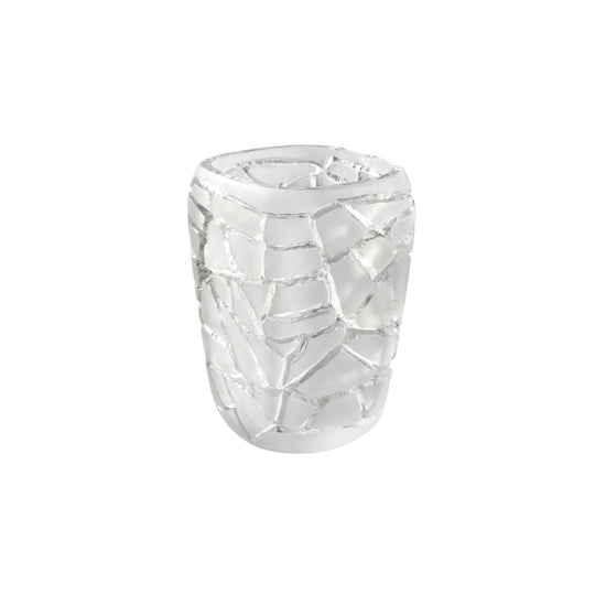Die Lalique Vase Magnitude fängt die fragile Kraft von Gestein ein und ehren mit ihrem Namen die natürliche Energie der Erde. Ihre Form ist von der Dynamik tektonischer Platten und mineralischer Verwerfungen inspiriert, wodurch sie eine unverfälschte, kraftvolle Schönheit ausdrücken. Die perfekte Dekoration für ihr Zuhause. Blumen Bahlmann München medium