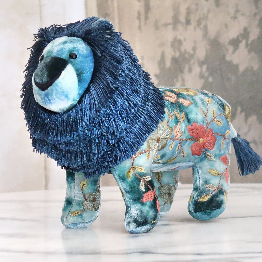 Besticktes Löwen-Kuscheltier aus samtigem Stoff mit floralen Seidenstickereien in Indigoblau. Blumen Bahlmann München