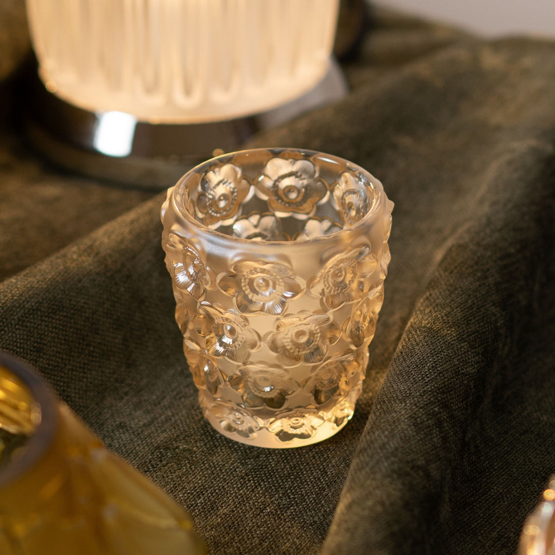 Anemonen Vase von Lalique in Gold auf einem Tisch. Perfekt für ihr Zuhause. Blumen Bahlmann München