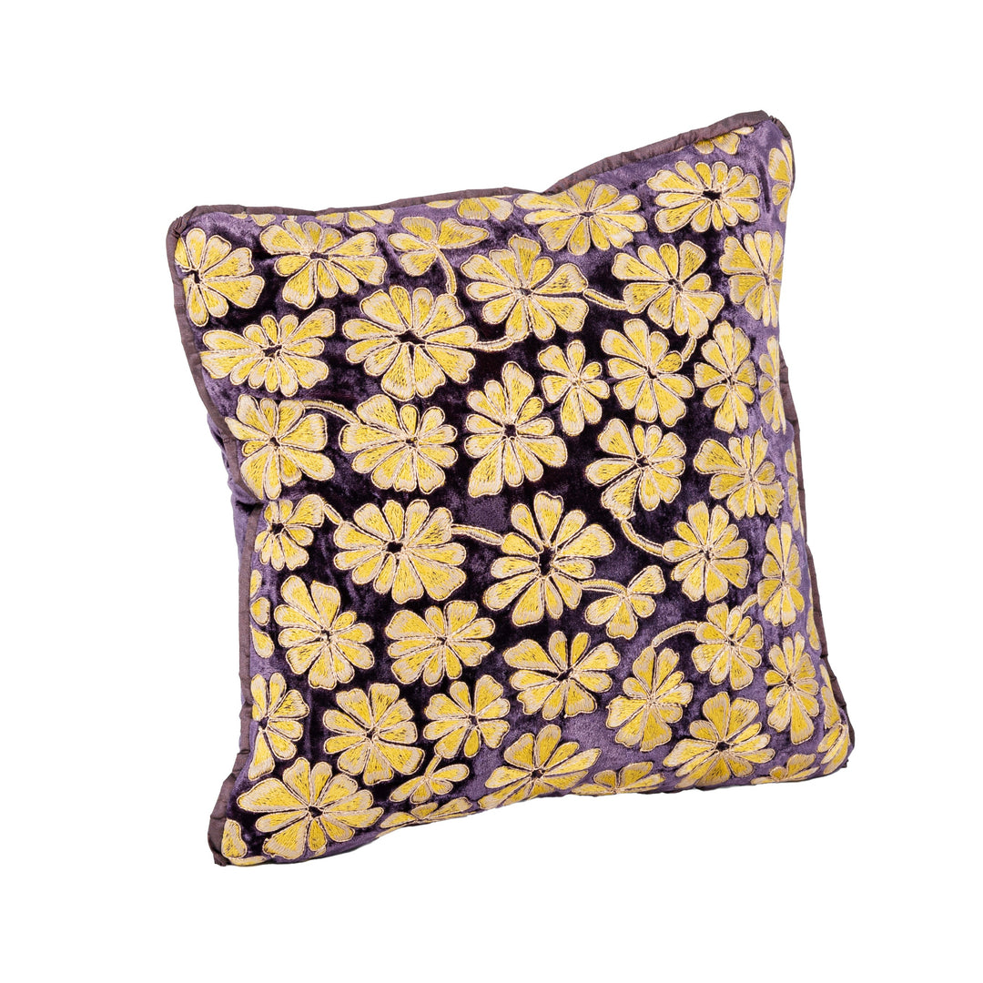 Das violettfarbene Samtkissen welches liebesvoll mit  goldenen Blumenapplikationen beschmückt wurde ist das perfekte Geschenk oder eine passende Dekoration für ihr Zuhause Blumen Bahlmann München