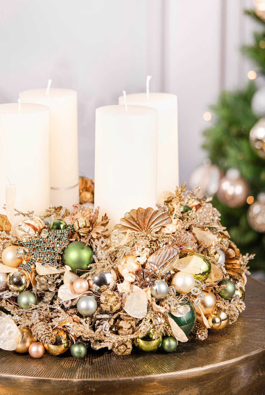 handgefertigter Adventskranz mehrjährig einsetzbar glaskugeln weihnachtsdeko bahlmann münchen gold elegant mit grünen Akzenten im Detail