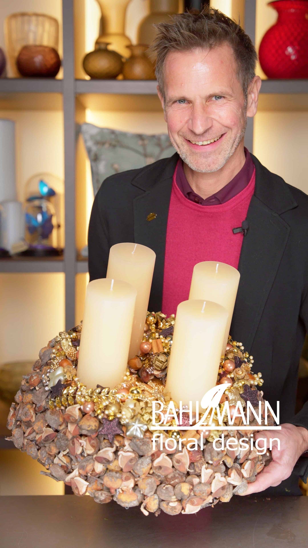 Der Adventskranz Eukalyptus von Blumen Bahlmann in München. Präsentiert von Geschäftsführer Michael. Ein Adventskranz, der die Natürlichkeit des Waldes mit dem Glamour der vergoldeten Ornamenten vereint.