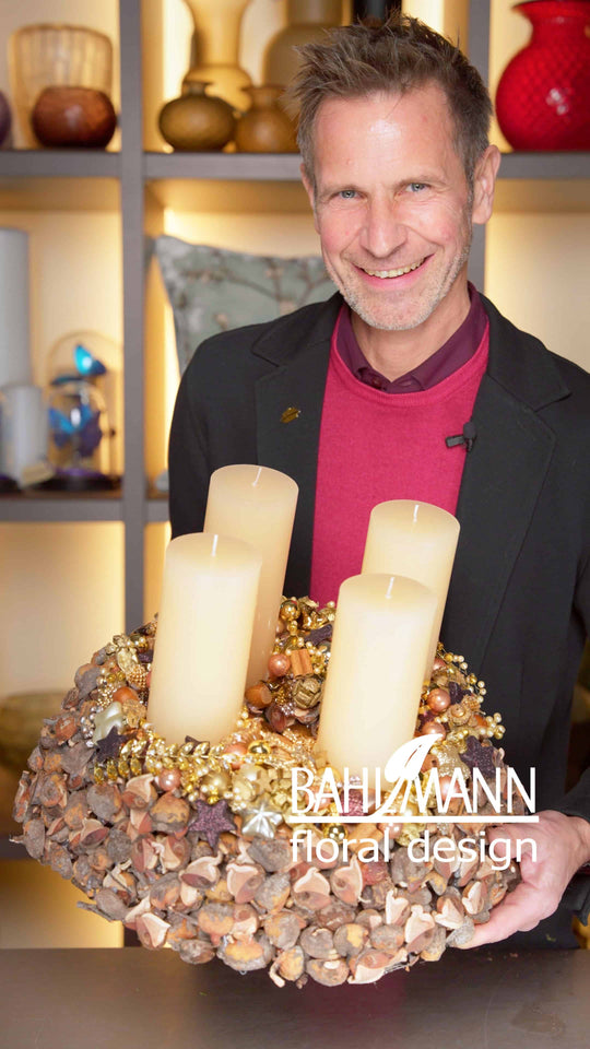 Der Adventskranz Eukalyptus von Blumen Bahlmann in München. Präsentiert von Geschäftsführer Michael. Ein Adventskranz, der die Natürlichkeit des Waldes mit dem Glamour der vergoldeten Ornamenten vereint.