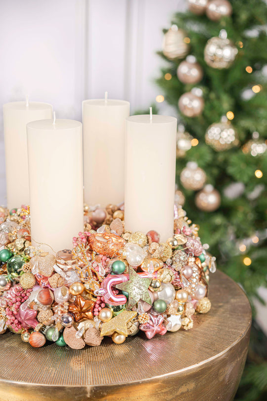 handgefertigter luxus Adventskranz mehrjährig einsetzbar glaskugeln weihnachtsdeko bahlmann münchen gold rosa violett flieder Glasfiguren Detail