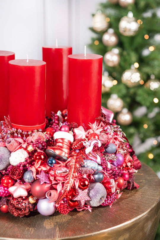 handgefertigter Adventskranz mehrjährig einsetzbar glaskugeln weihnachtsdeko bahlmann münchen Luxus rot pink violett üppig luxery ueppig in xmas deko