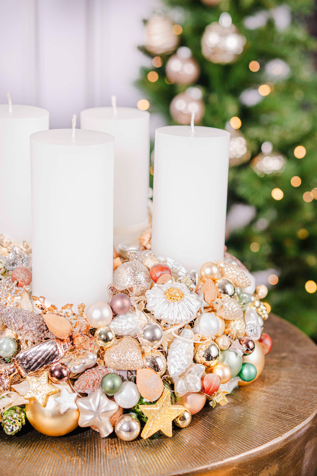 handgefertigter luxus Adventskranz mehrjährig einsetzbar glaskugeln weihnachtsdeko bahlmann münchen weiss gold grün Mandeln Glasfiguren mit Kugeln, Sternen und weissen Kerzen. im Deail