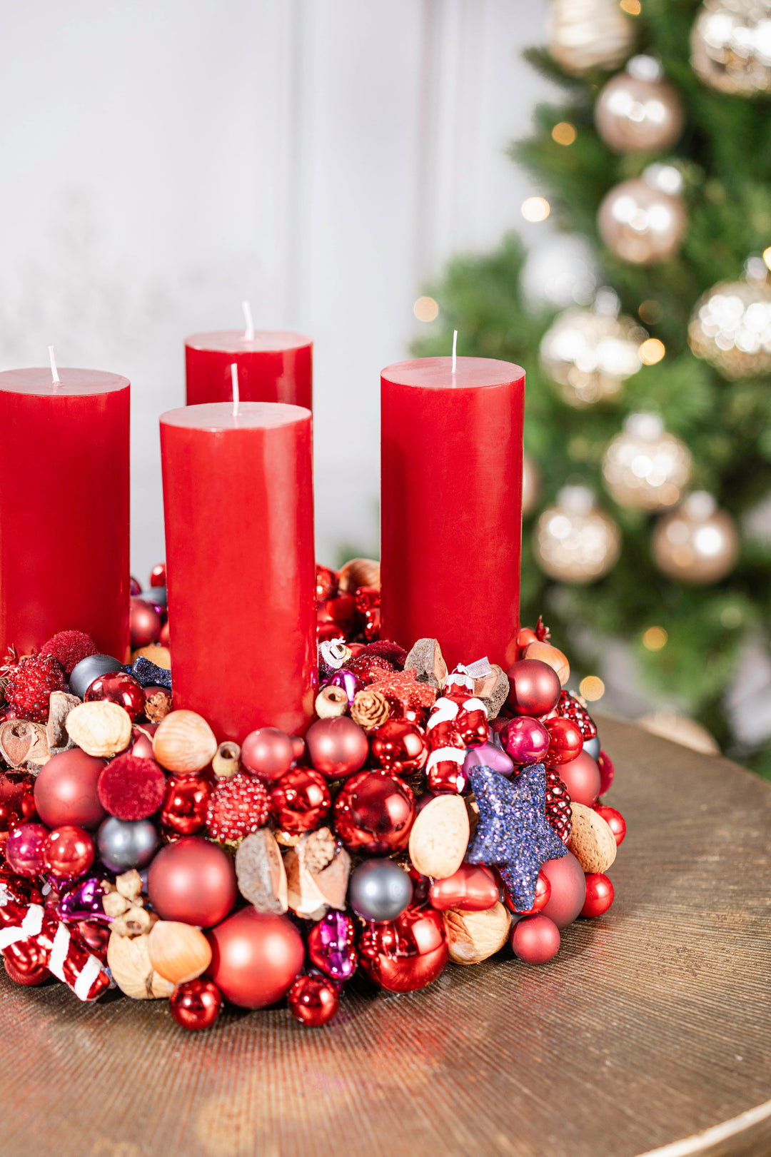 handgefertigter luxus Adventskranz mehrjährig einsetzbar glaskugeln weihnachtsdeko bahlmann münchen rot violett Mandeln Glasfiguren mit Kugeln, Sternen und dunkelroten Kerzen im Detail