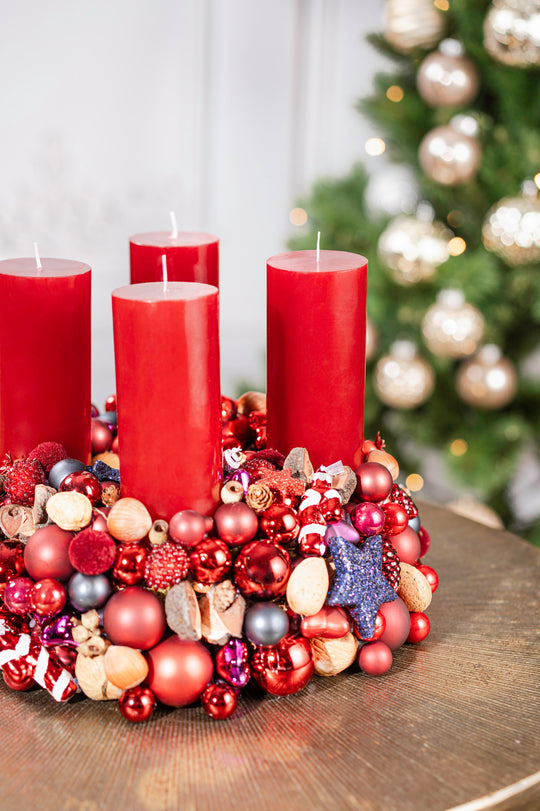 handgefertigter luxus Adventskranz mehrjährig einsetzbar glaskugeln weihnachtsdeko bahlmann münchen rot violett Mandeln Glasfiguren mit Kugeln, Sternen und dunkelroten Kerzen im Detail