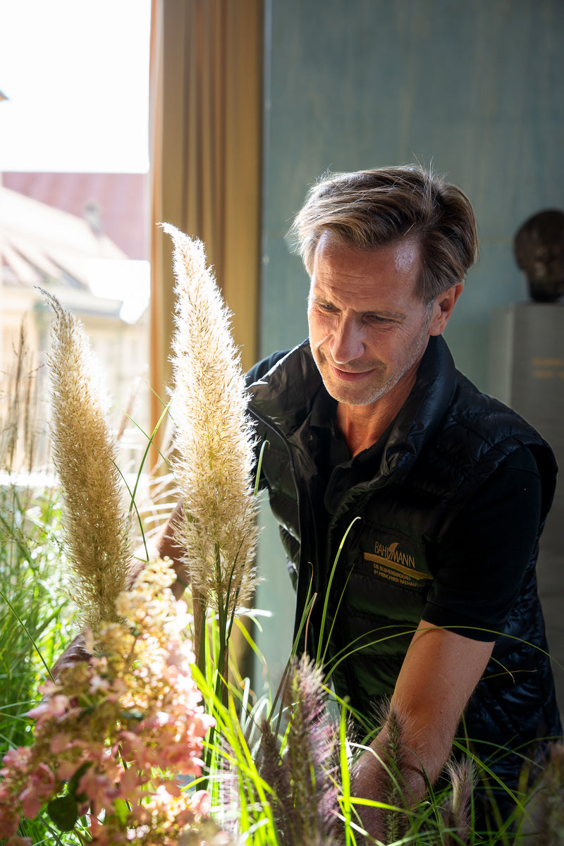Bahlmann Geschäftsführer Michael Kötzel beim Arrangieren von Blumen in der Bayerischen Staatsoper.
