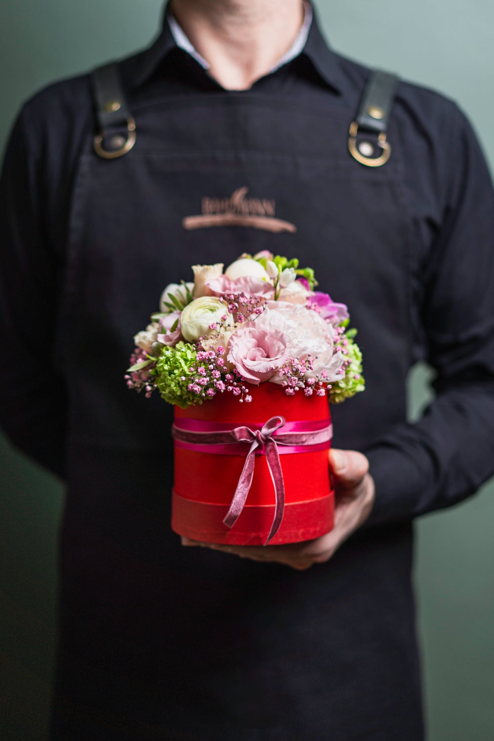 Das Blumengesteck Love Box in rot von Blumen Bahlmann im Stilvollen Geschenkkarton mit Schleife.