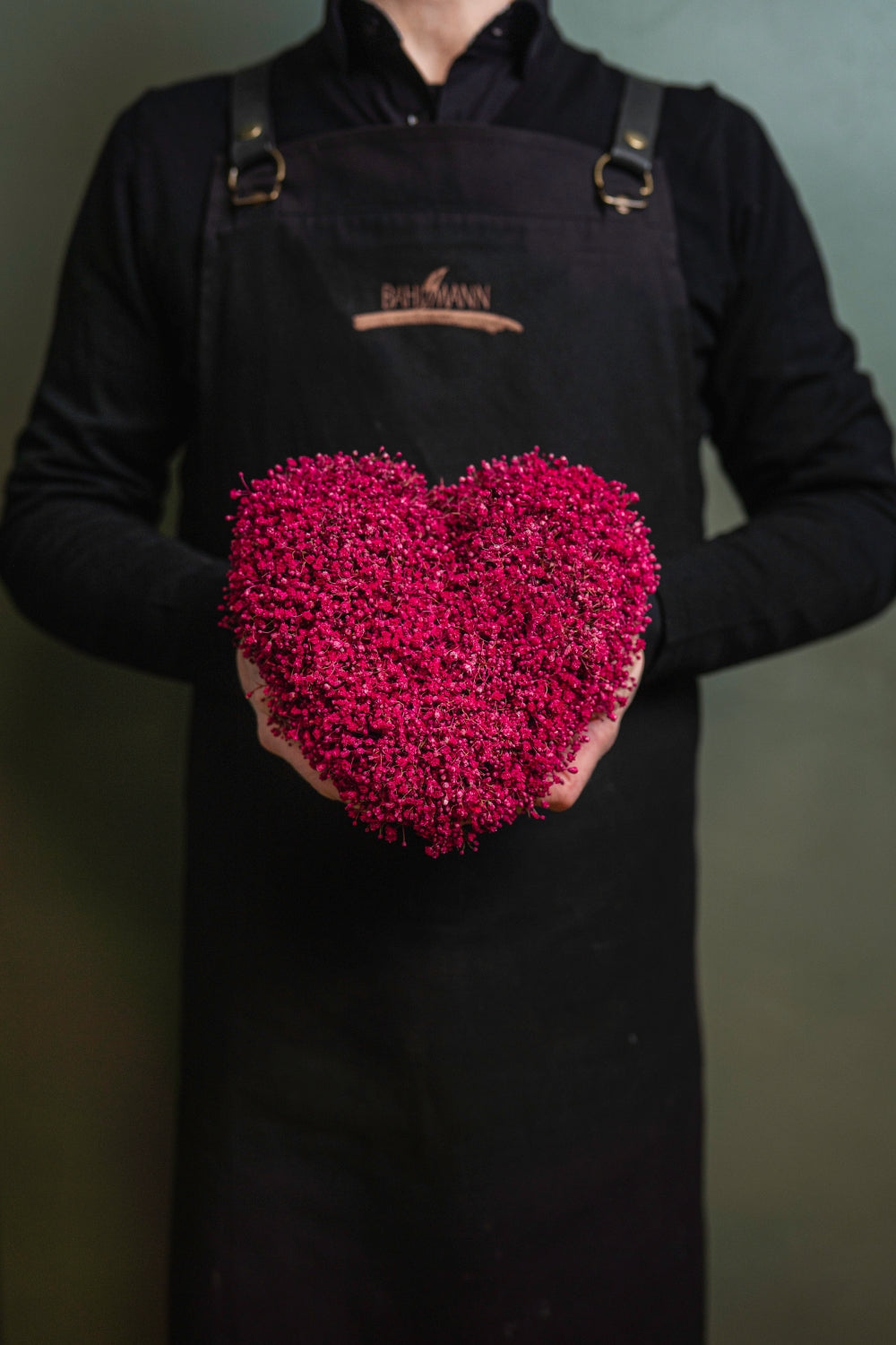 Das mittelgroße Blumengesteck BLUMENHERZ PINK LOVE large und weinrot von Blumen Bahlmann.