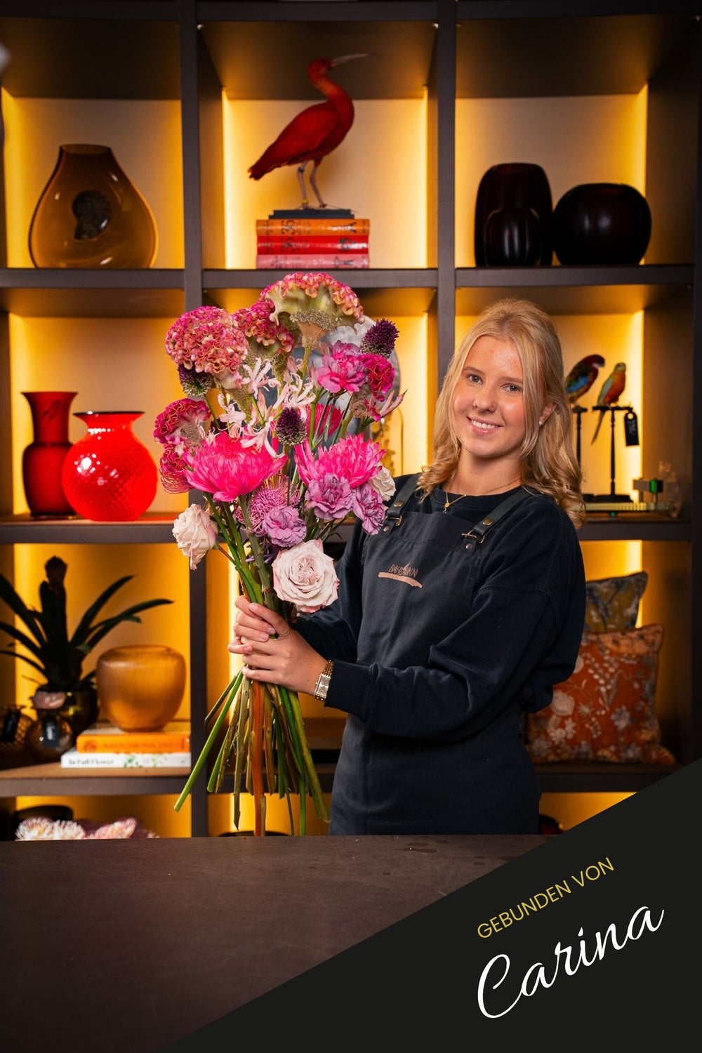 Bahlmann Mitarbeiterin Carina präsentiert ihren gebundenen Blumenstrauß im Showroom München.
