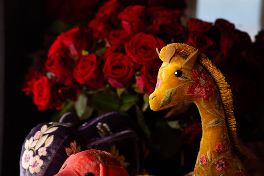 Eine Anke Drechsel Kuscheltier-Giraffe Goldbraun, handgearbeitet und gestickt in Deutschland. Ausgestellt und zum Verkauf im Bahlmann Showroom in München. 