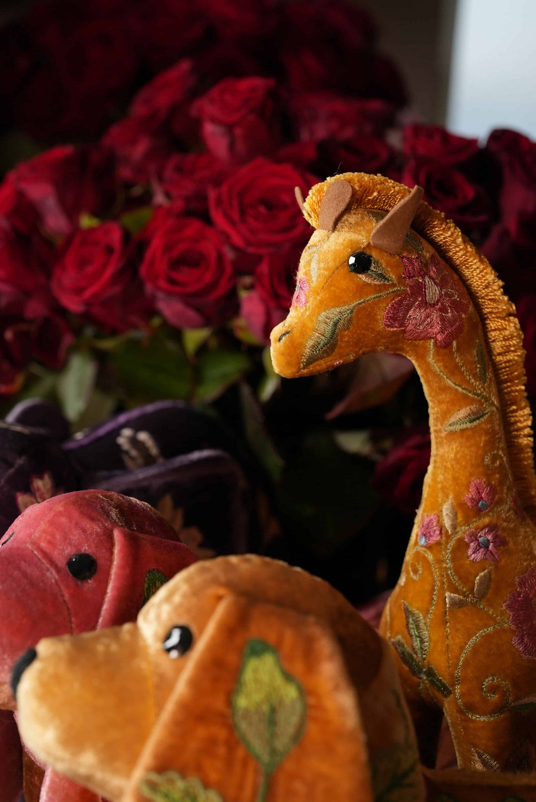 Eine Kuscheltier-Giraffe in Goldbraun, handgearbeitet und gestickt von Anke Drechsel in Deutschland. Ausgestellt und zum Verkauf im Bahlmann Showroom in München. 