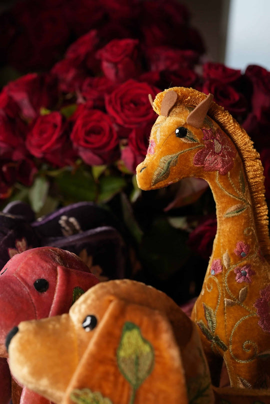 Eine Kuscheltier-Giraffe in Goldbraun, handgearbeitet und gestickt von Anke Drechsel in Deutschland. Ausgestellt und zum Verkauf im Bahlmann Showroom in München. 