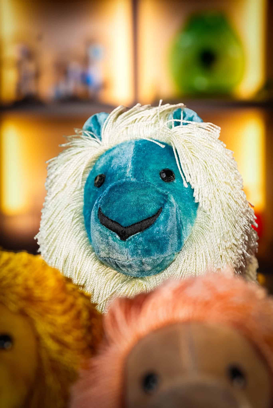 Ein Kuscheltier-Löwe in Blau, handgearbeitet und gestickt von Anke Drechsel in Deutschland. Ausgestellt und zum Verkauf im Bahlmann Showroom in München. 