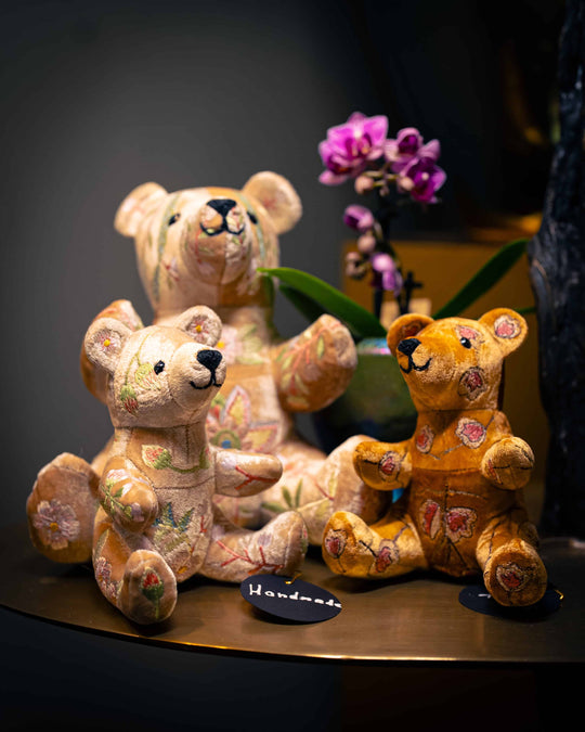 Eine Kuscheltier-Bärenfamilie in Beige und Goldbraun mit Mama-Bär und zwei kleine Bären, handgearbeitet und gestickt von Anke Drechsel in Deutschland. Ausgestellt und zum Verkauf im Bahlmann Showroom in München. 