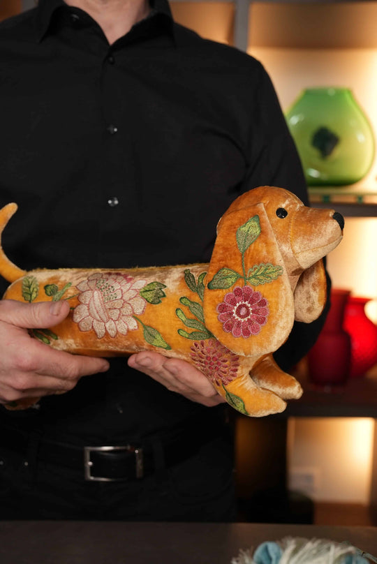 Eine Kuscheltier-Dackel Braun mit, handgearbeitet und gestickt von Anke Drechsel in Deutschland. Ausgestellt und zum Verkauf im Bahlmann Showroom in München. 